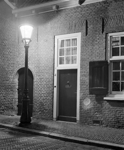 858662 Gezicht op de voorgevel van het huis Agnietenstraat 4 te Utrecht, een van de Beyerskameren, bij avond, met links ...